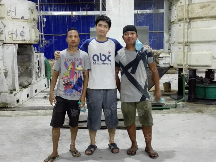 mahalliy ishchilar bilan olingan fotosuratlar